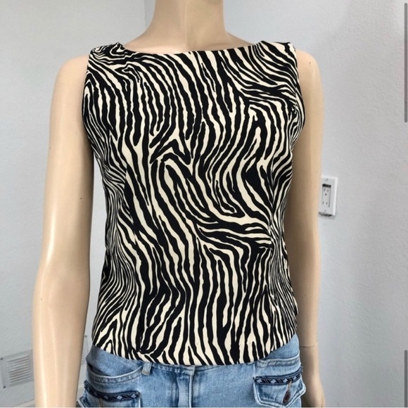 T & Company zebra sleeveless button on back blouse - Picture 10 of 13